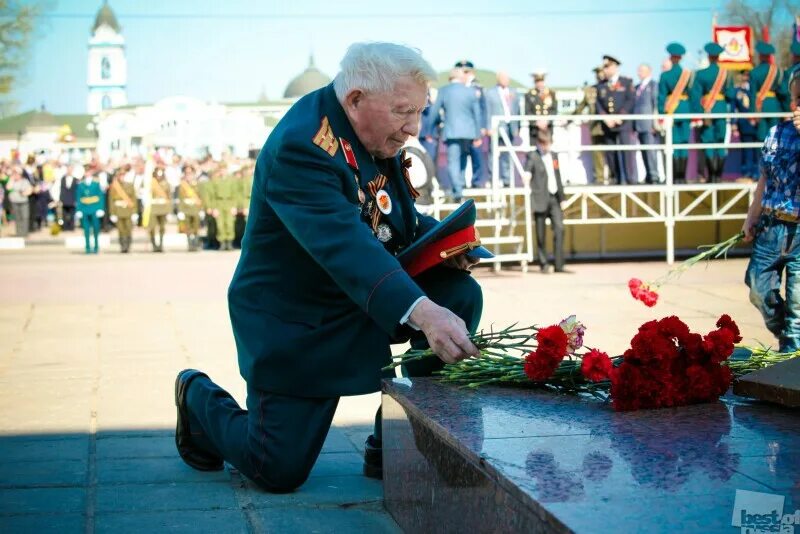 Слезы победы. Ветераны у вечного огня. Ветеран у памятника неизвестному солдату. Ветеран возлагает цветы. Ветеран плачет у вечного огня.