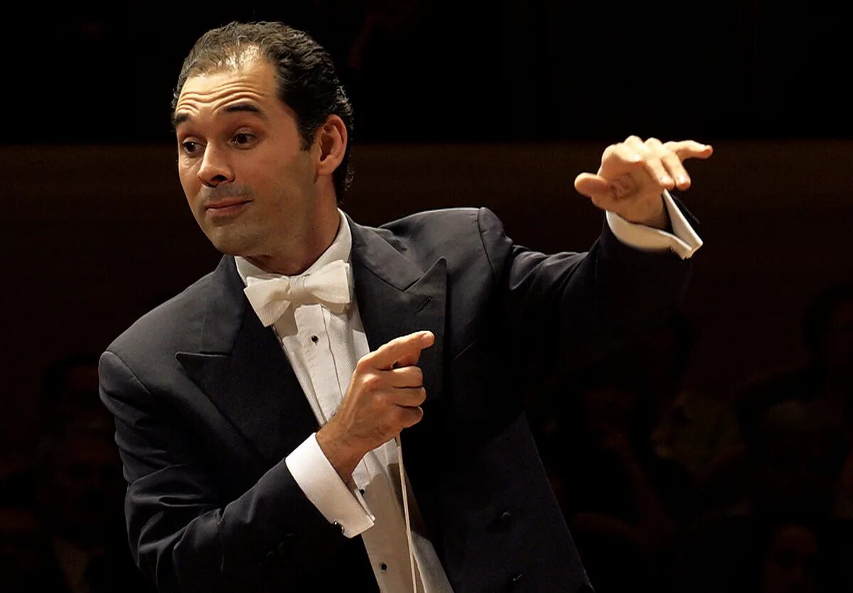 Дирижер большого. Дирижер большого. Дирижер большого. Туган сохиев большой театр. Дирижер валерий гергиев 1 мая 2013.