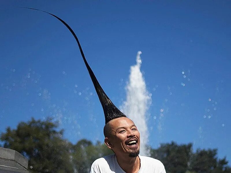 Удивительные люди в мире. Кацухиро Ватанабе. Кацухиро Ватанабе ирокез. Самая высокая прическа в мире. Самый большой ирокез в мире.