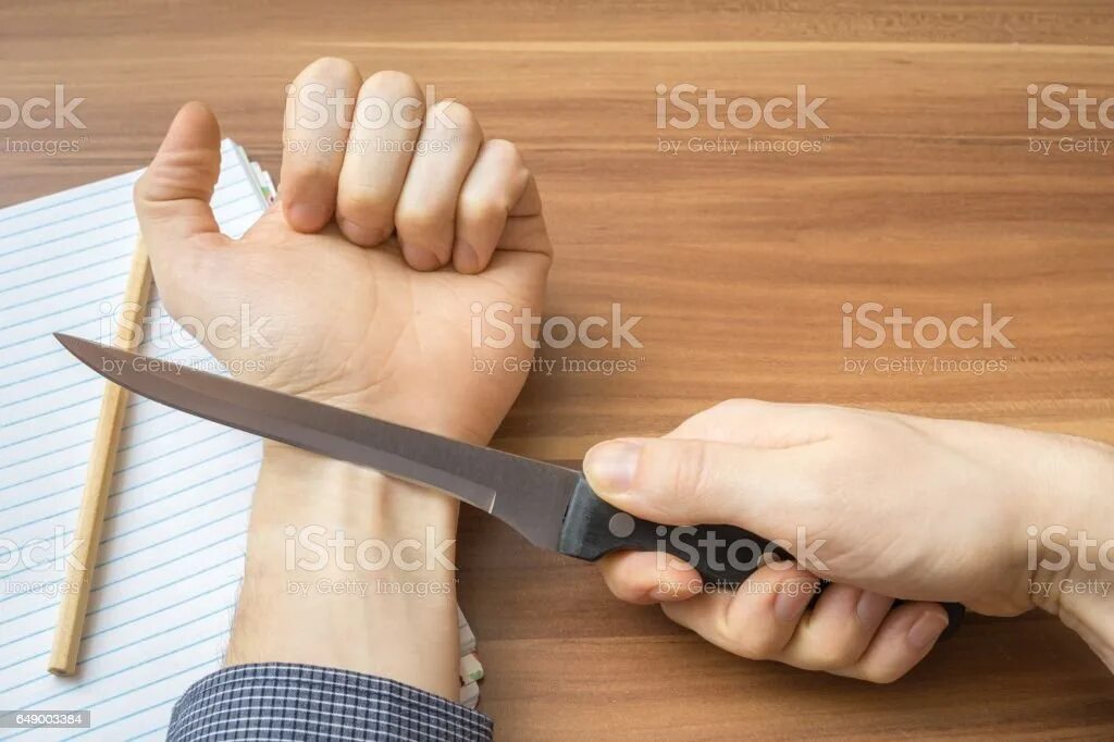 Пакетик наркотиков в руке. Держит нож за спиной. Рука с щипцами. Человек с палкой в руке. Как пользоватьсяпалками для суш.