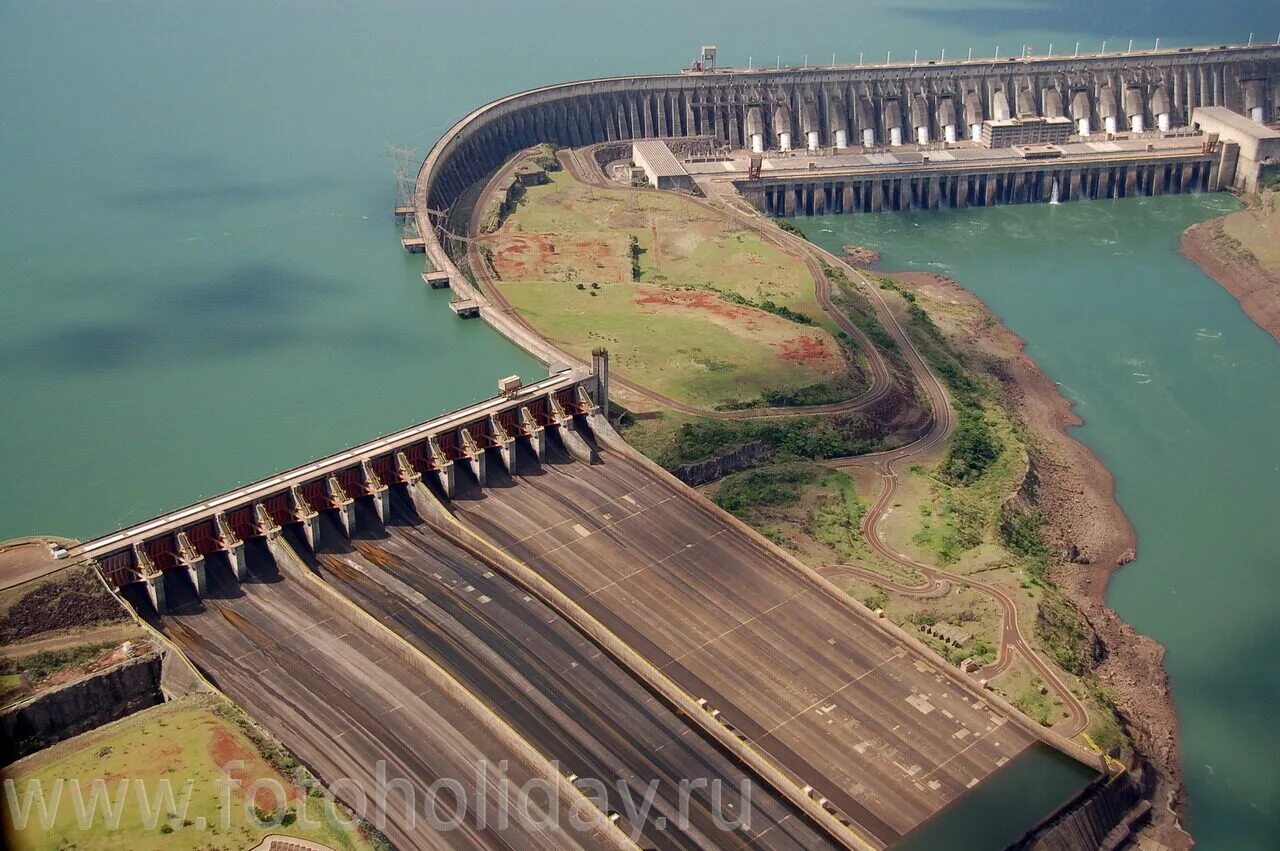 В какой стране крупнейшая гэс. Итайпу Бразилия ГЭС. Парагвай ГЭС Итайпу. Плотина Итайпу в Бразилии. Плотина Итайпу в Парагвай.