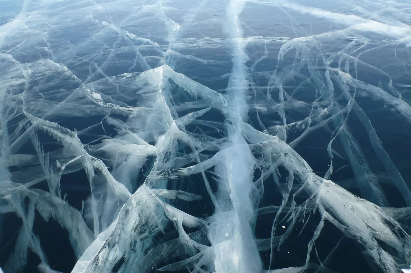 Лед Байкала. Треснувший лед. Байкал трещины на льду.