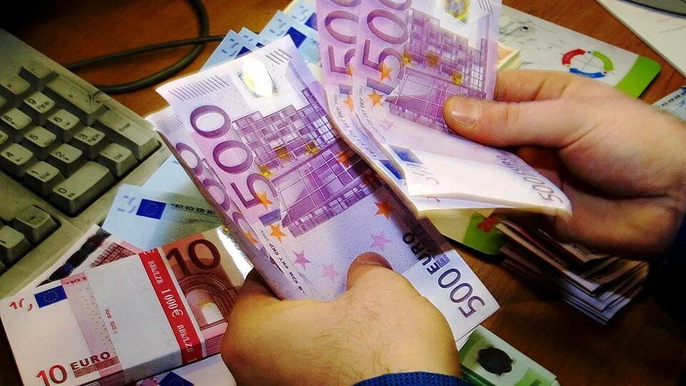 3 000 евро. Евро в руках. Деньги евро. Деньги евро в руках. Пачка евро в руках.