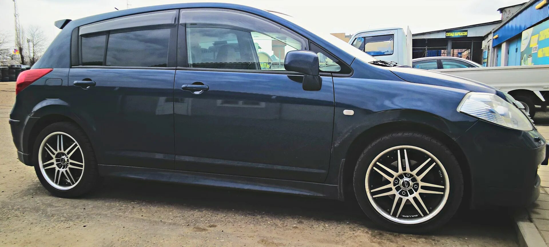 Диски на ниссан тиида с11. Ниссан тиида на дисках р17. Nissan tiida на 17 дисках. Диски на ниссан тиида с11. Диски на ниссан тиида с11.