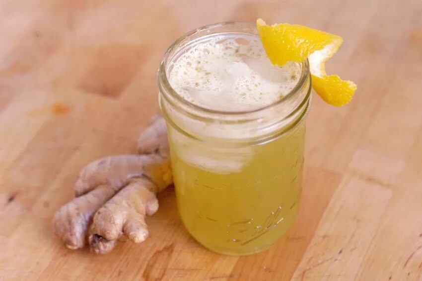 Напиток из имбиря для похудения. Имбирный лимонад. Имбирь+лимон сок. Сода с имбирем и лимоном. Сок лимона похудения