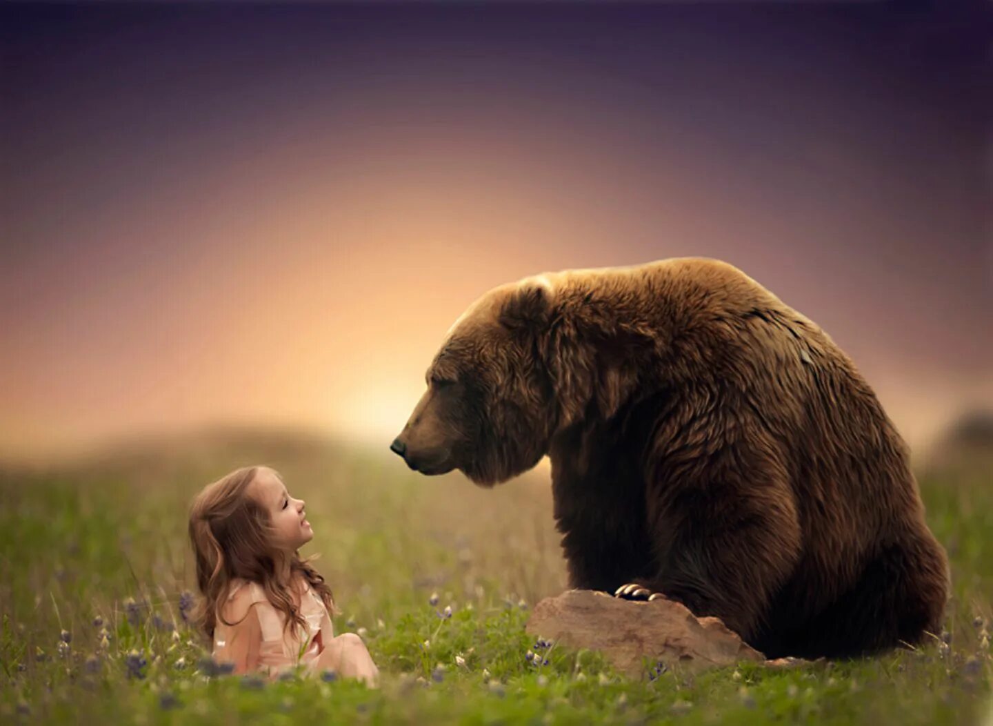 Самая добра картинка. Медведь для детей. Медведь обнимает. Девушка и медведь. Дети с дикими животными.