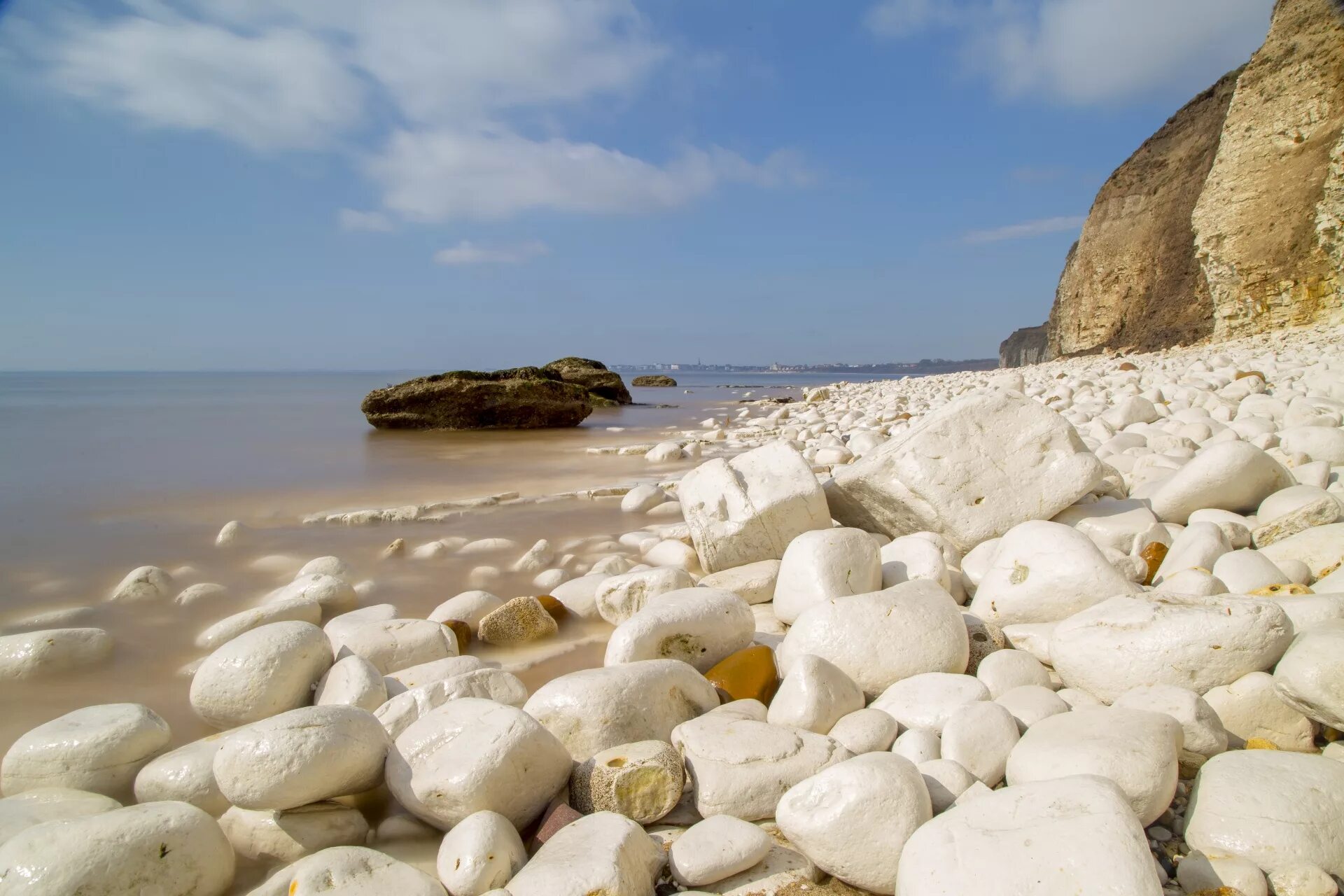 Белые камни где находится. Камни на пляже. Камни на берегу моря. Пляж с белыми камнями. Каменный пляж.