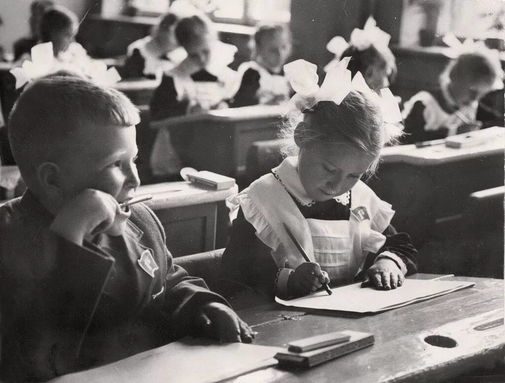 фото школы черно белые. ученик. современная школа черно белая. советские школьники на уроке. здание школы.