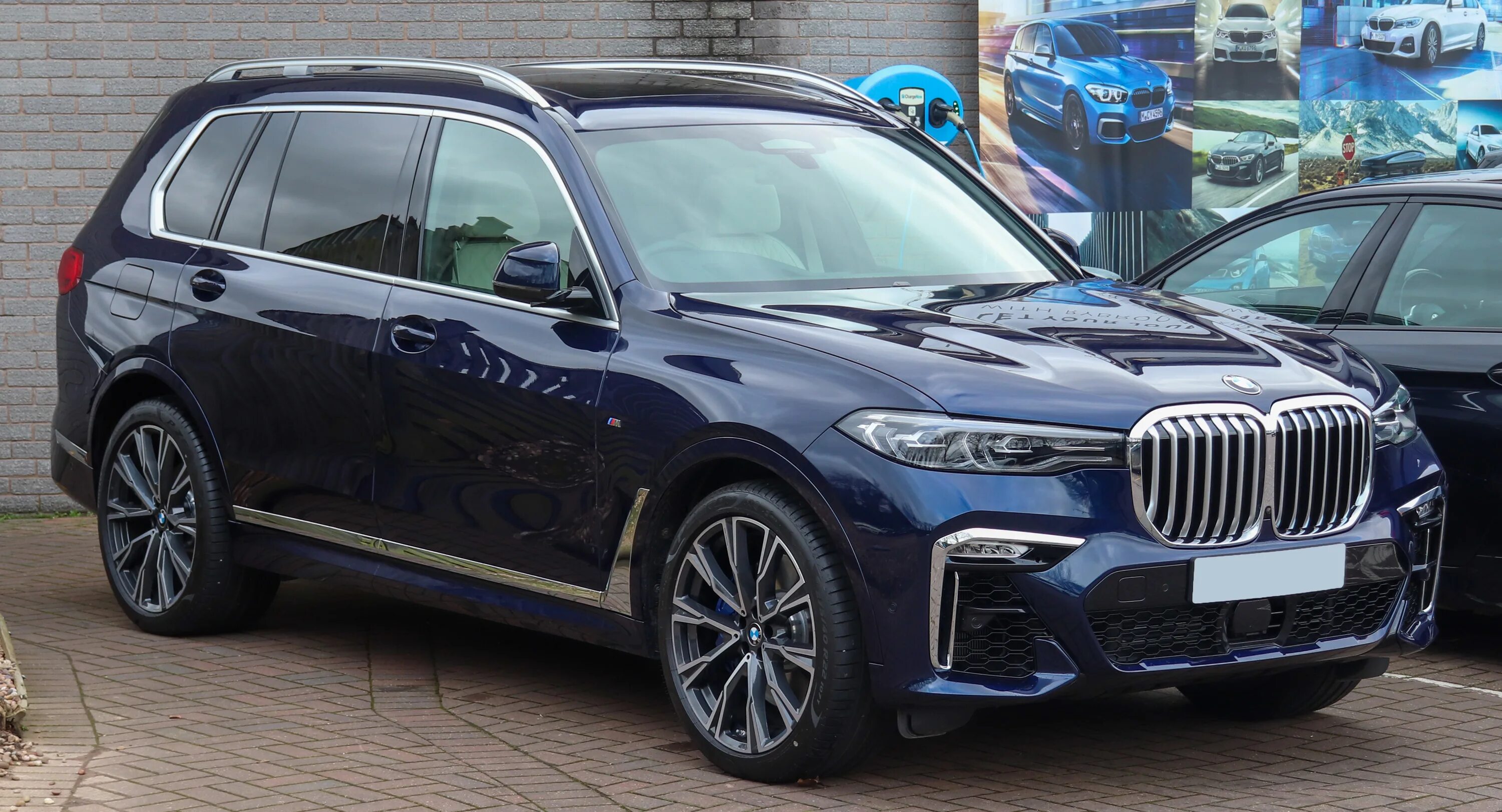 Бмв x7 белый. X7 m sport. Bmw x7 m sport. X7 xdrive 40i. X7 m sport.