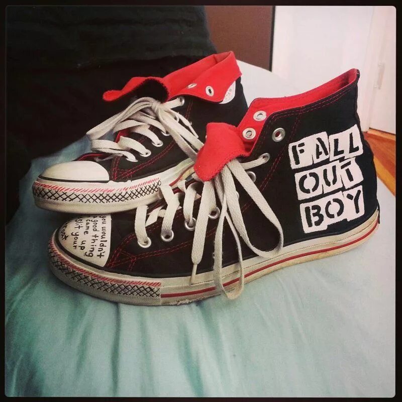 Эмо конверс. Конверсы эмо. Эмо конверс. Кеды эмо. Эмо кеды.