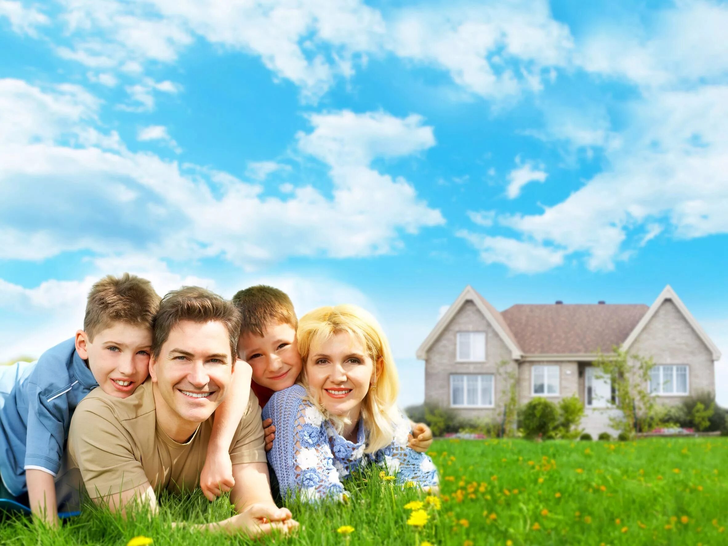 Семья на фоне дома. Программа молодая семья встать на очередь. Ипотека для молодой семьи. Ипотека льготы. Молодая семья если есть собственность.