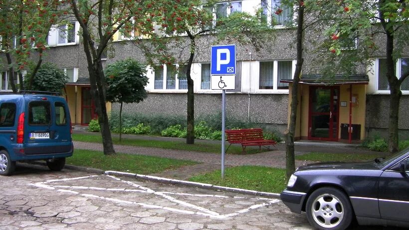 Машиноместо инвалидам. Стоянка для инвалидов. Автостоянка для инвалидов. Парковка для инвалидов в Москве. Обустройство стоянки для инвалидов.