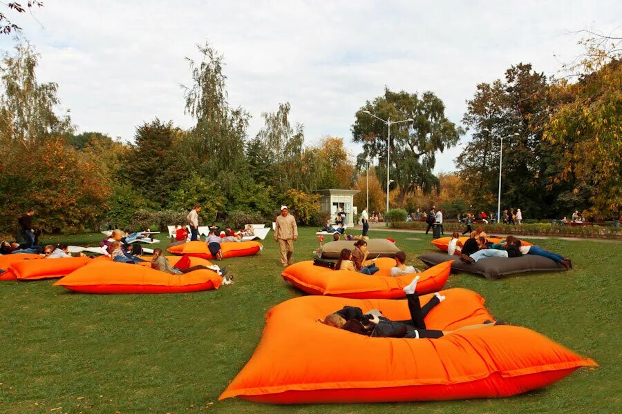 где полежать в москве. где полежать в москве днем. парк горького москва пикник. где полежать в москве. парк горького пуфики.
