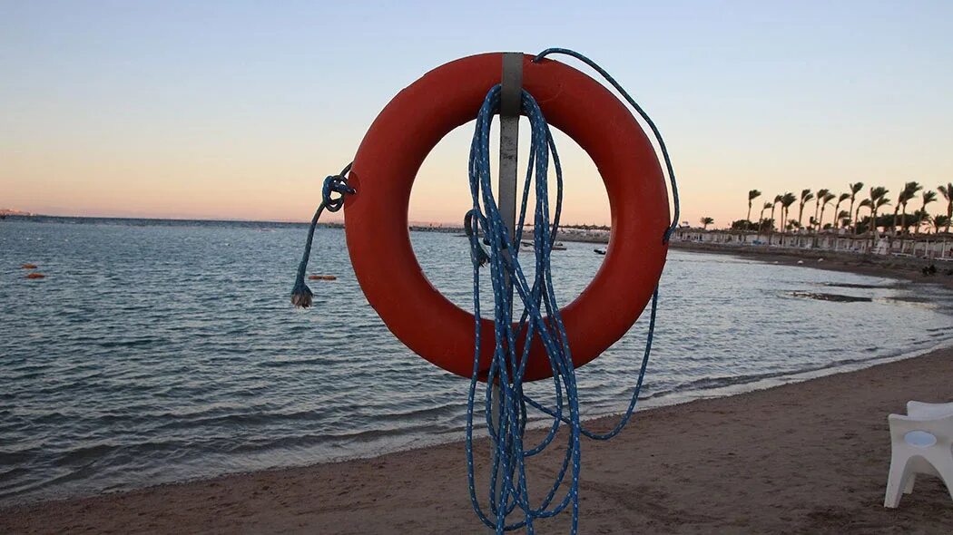 Спасательный круг на берегу моря. Пляж Академгородка. Мины в черном море. Египет утонули