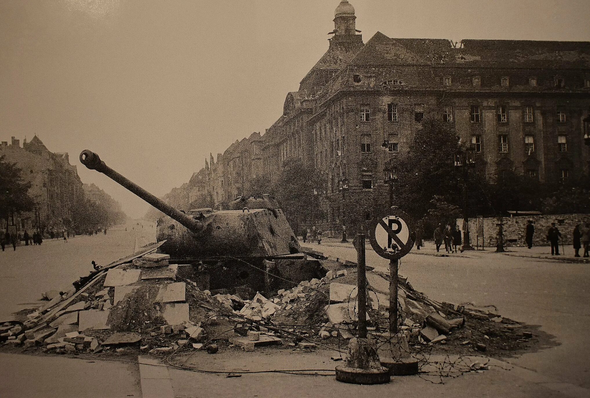 Разрушенный берлин. Танки ИС 2 В Берлине. Танк ис2 Берлин 1945. Берлин Тиргартен 1945.