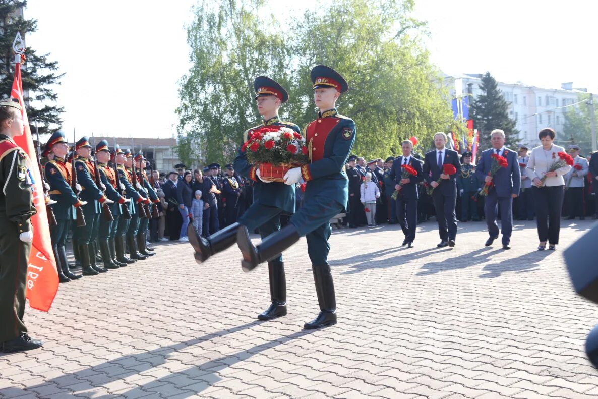 1 мая барнаул. День Победы Барнаул мемориал славы. Караул мемориал славы Барнаул. День Победы Барнаул. Почетный караул кадетов у вечного огня в Хабаровске.