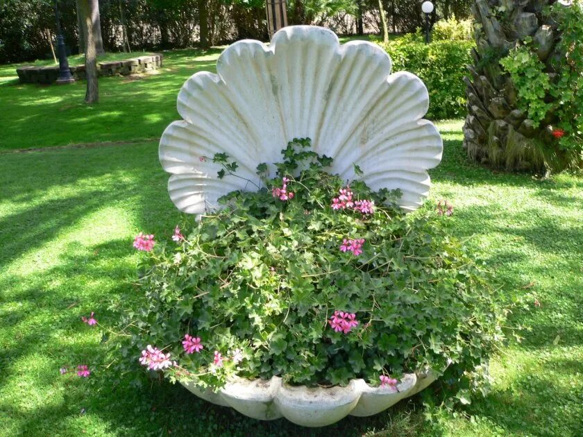 Украшения для сада и огорода. Цветники на даче. Клумбы на даче. Дачные украшения для сада. Рудбекия в цветнике.