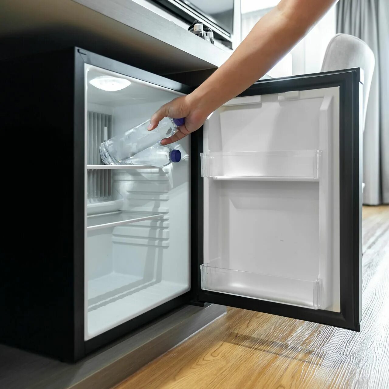 Холодильник включается и сразу отключается. Холодильник Электролюкс двухкамерный неисправности. Холодильник Либхер двухкамерный неисправности пользуется большой. Холодильник включается ключом.