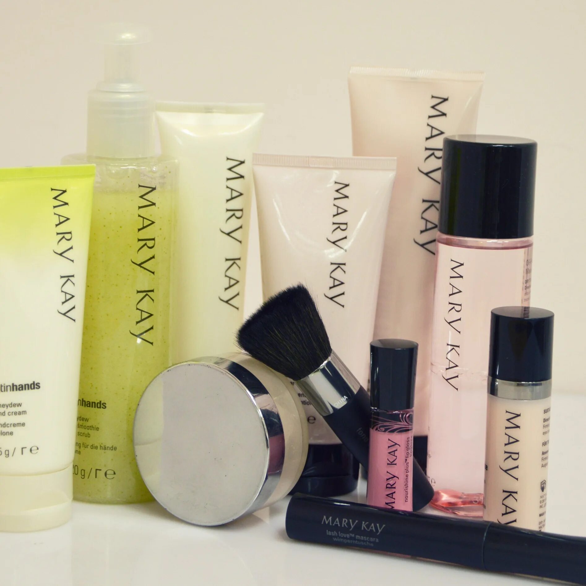 Косметика мери кей купить. Mary Kay. Mary Kay Cosmetics. Mary Kay производитель. Mary Kay ноябрь 2004.