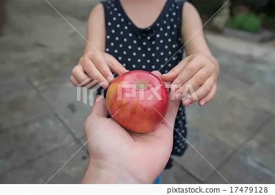 Яблоки подарок детям. Яблоко на ладони. Яблоко на ладони. Фрукты в руках. Яблоко врач вектор.