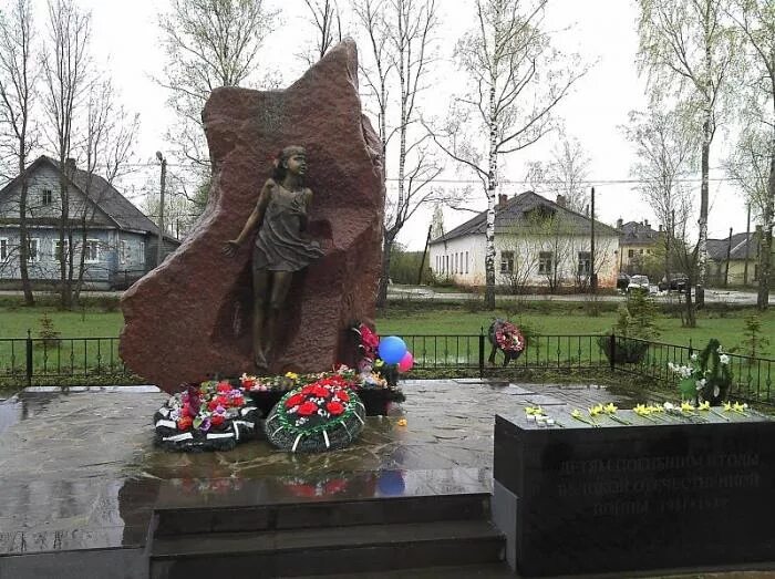 Лычково новгородская область демянский. Лычково памятник Ленинградским. Памятники Лычково Новгородской области. Памятник детям погибшим в годы Великой Отечественной войны Лычково. Лычково памятник Ленинградским детям.