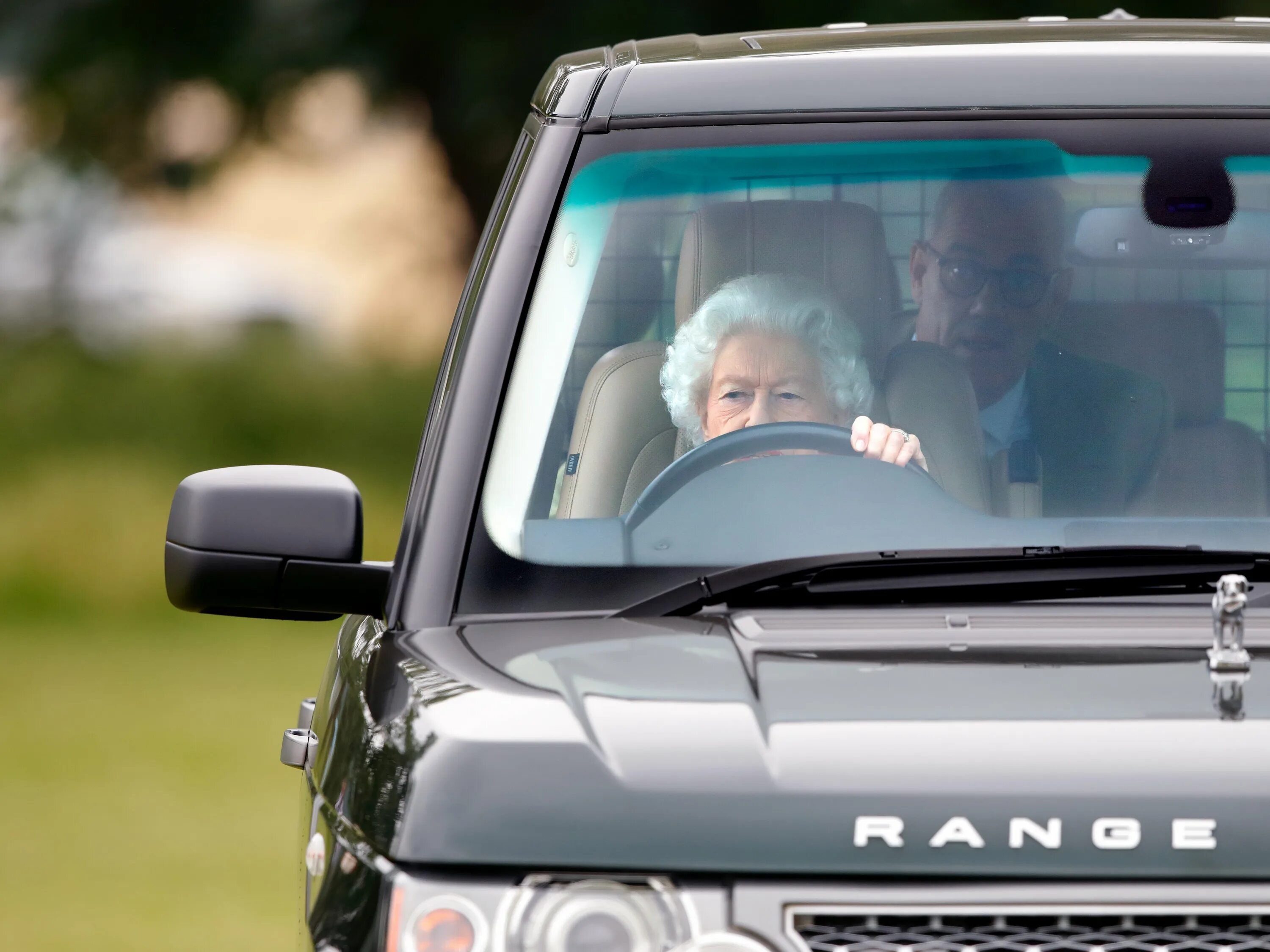 Включи водитель 2. Елизавета 2 на Рендж Ровере. Range Rover королевы Елизаветы. Королева Елизавета за рулем range Rover. Елизавета за рулем Рендж ровера.