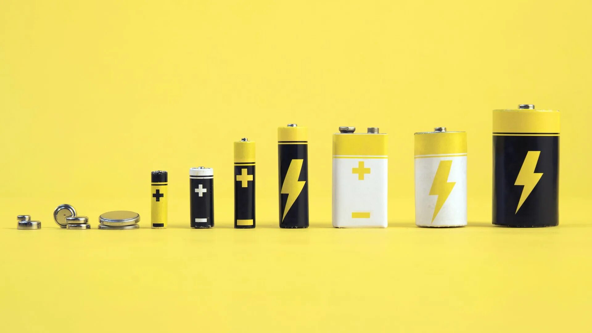 Iphone battery icon. Всемирный день батарейки. Батарея стала желтая. Аккумулятор батарейка. Желтые батарейки.