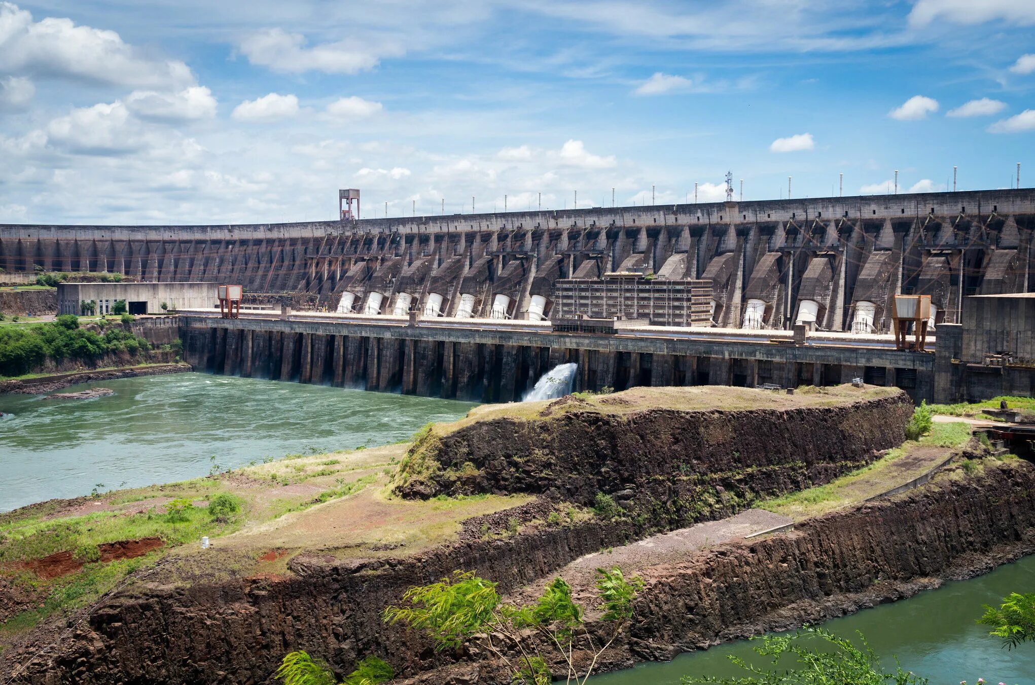 В каком районе самая крупная гэс. Гидроэлектростанция Итайпу. Итайпу Бразилия ГЭС. Итайпу, Парагвай/Бразилия. ГЭС «Итайпу», Бразилия и Парагвай.
