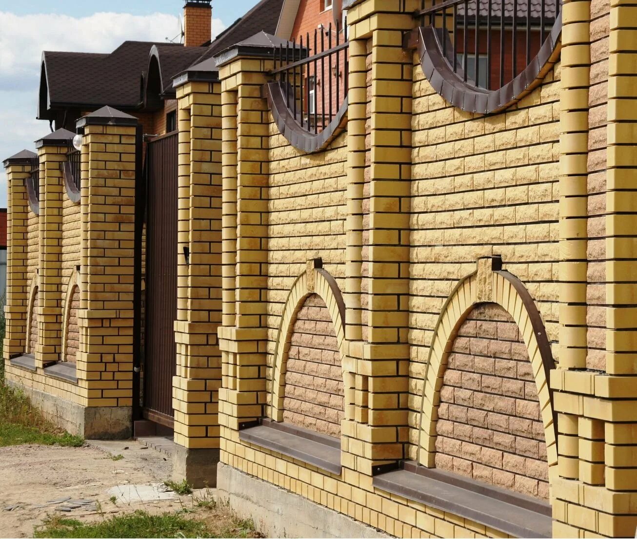 Кирпичный забор. Красивые заборы из кирпича. Красивые заборы из кирпича. Заборы из кирпича фото для частного дома. Красивые кирпичные заборы.