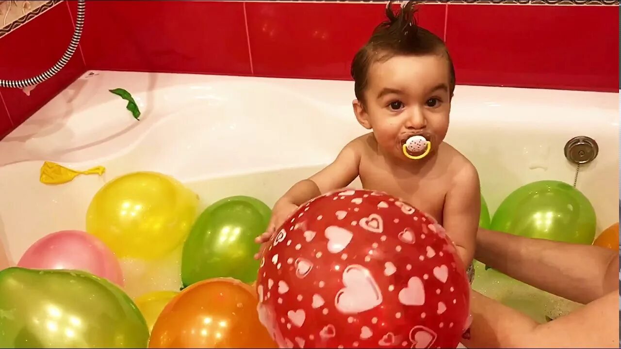 Ванна с шарами. Ванная с шариками. Шарики для ванной. Фотосессия в ванной с шарами.