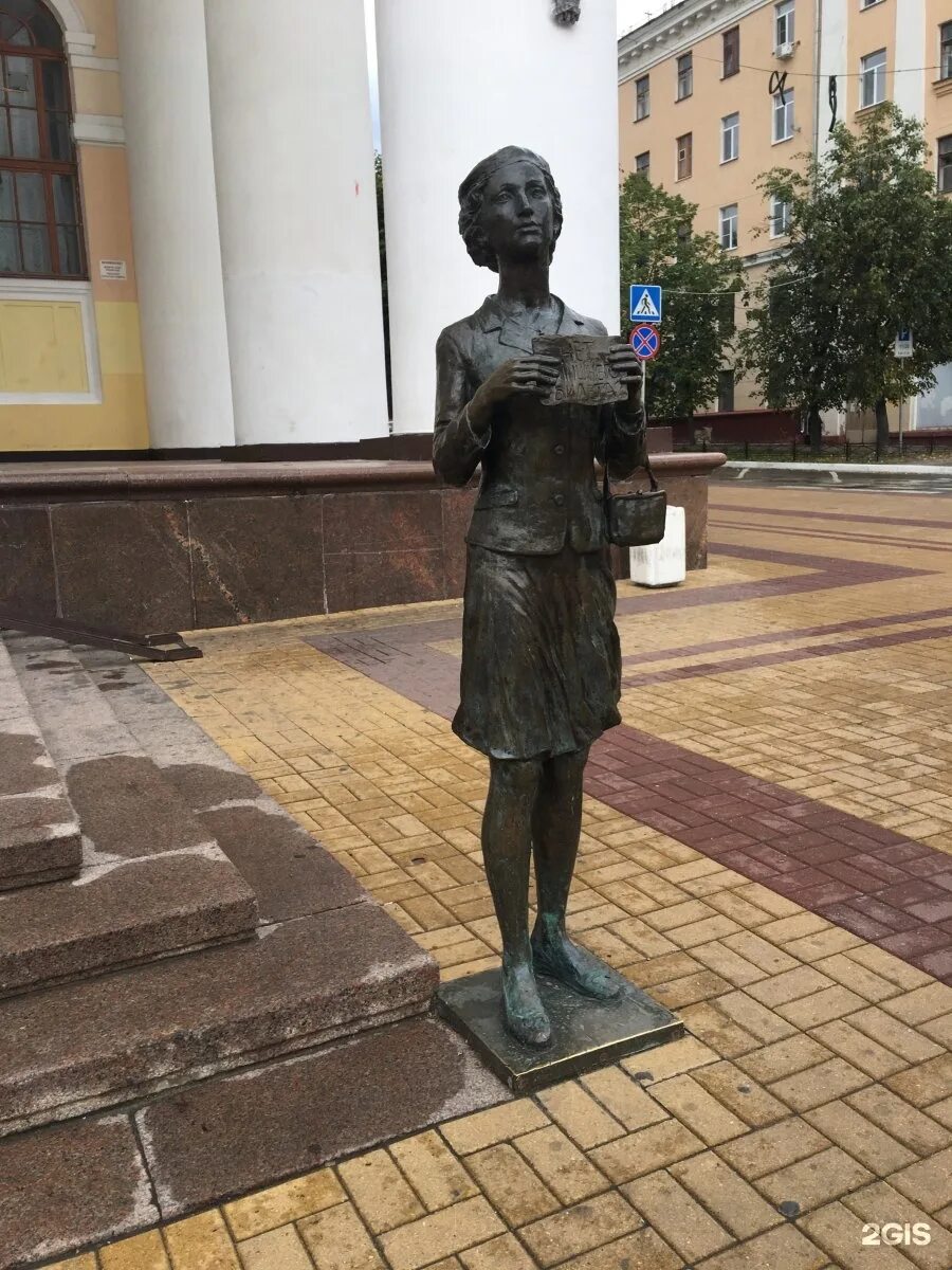 Театральные памятники. Калуга памятник театралка. Памятник александру островскому у малого театра. Памятник театральному зрителю в калуге. Памятник возле драмтеатра в калуге.