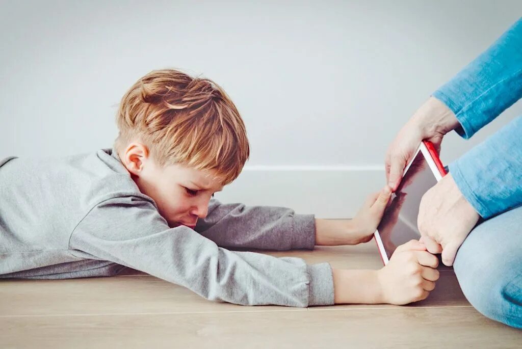 Фото ребенка у окна задумчивый. Детей заберут быстро. Игровая зависимость у детей. Компьютерная зависимость у детей. Родители забирают детей из сада.