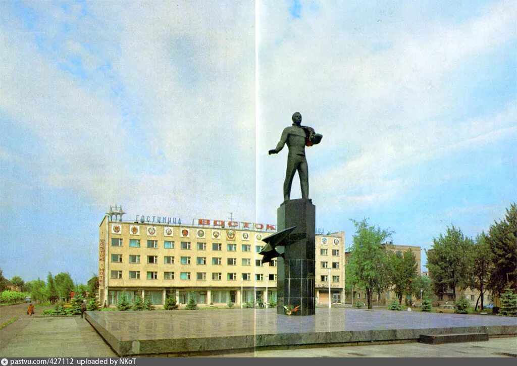 Памятник Гагарину в городе Гагарин. Памятник Гагарину в Гжатске. Памятники в городе Гагарин Смоленской. Памятник Гагарину Гагаринский район. Г гагарин памятники