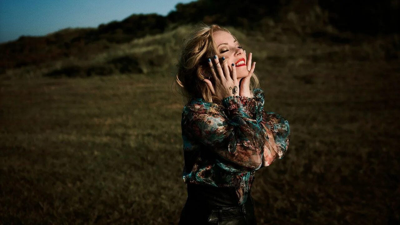 Anneke van. Anneke van giersbergen the darkest skies are the brightest. anneke. аннеке ван бюрен. anneke sluiters.