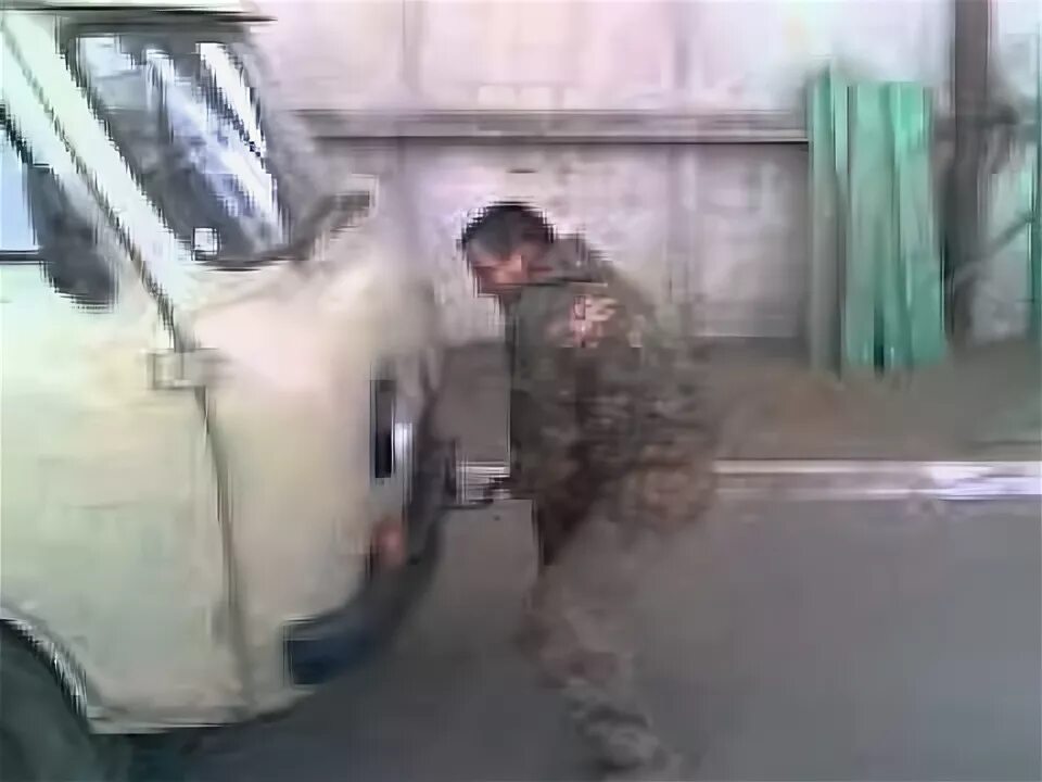 Завести вручную. Завести с кривого. завести уаз с кривого. запуск уазика с кривого. уаз с кривым стартером.