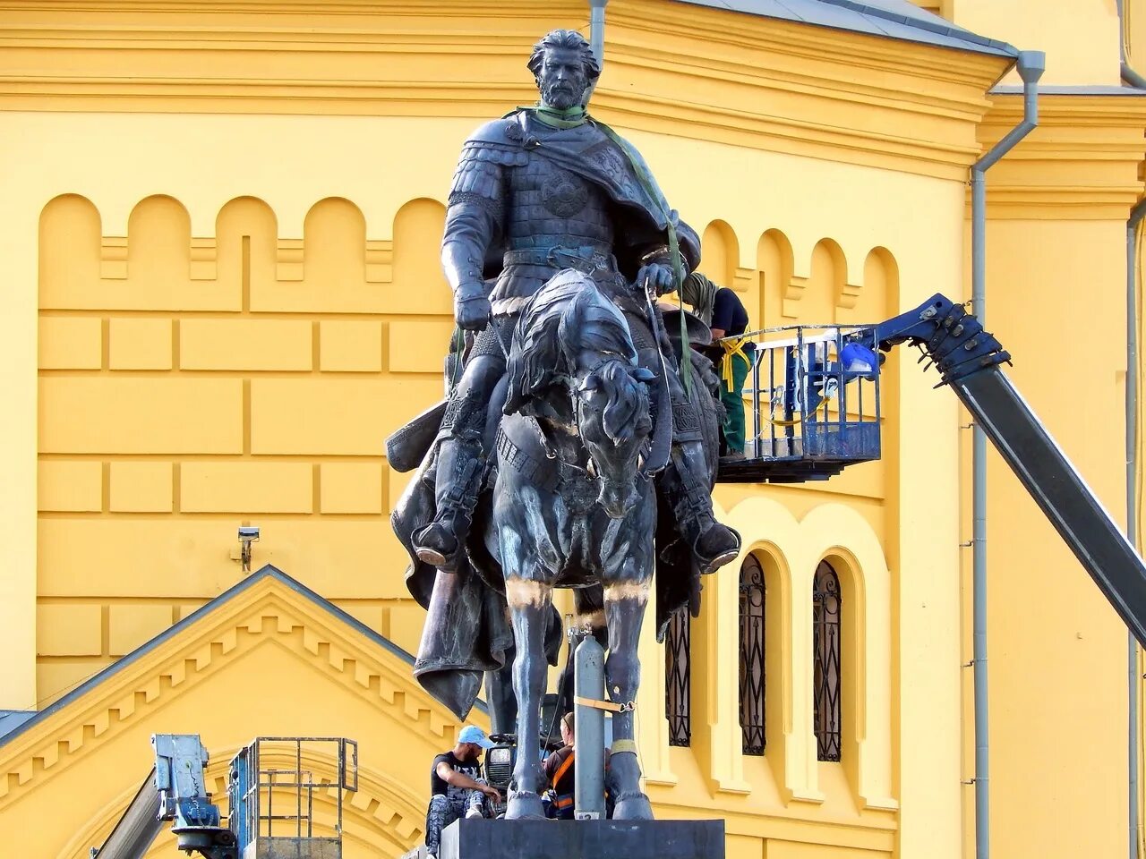 Памятник Александру Невскому в Нижнем Новгороде. Памятник Александру Невскому в Нижнем Новгороде 2021. Памятник Невскому в Нижнем Новгороде памятник Александру. Памятник Александру Невскому на стрелке в Нижнем Новгороде. Где установлены памятники александру невскому