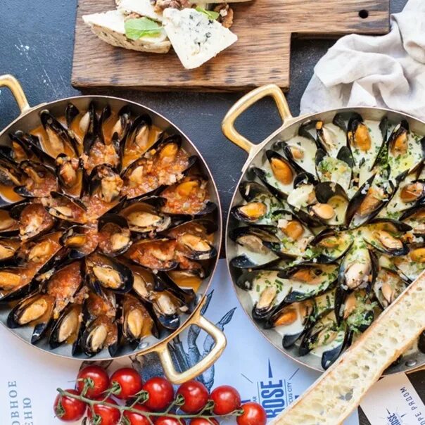 Мидии маринара. Мидии с помидорами и сыром. Вкусные закуски с мидиями. Салат руккола мидии черри. Салат с рукколой мидиями и помидорами.