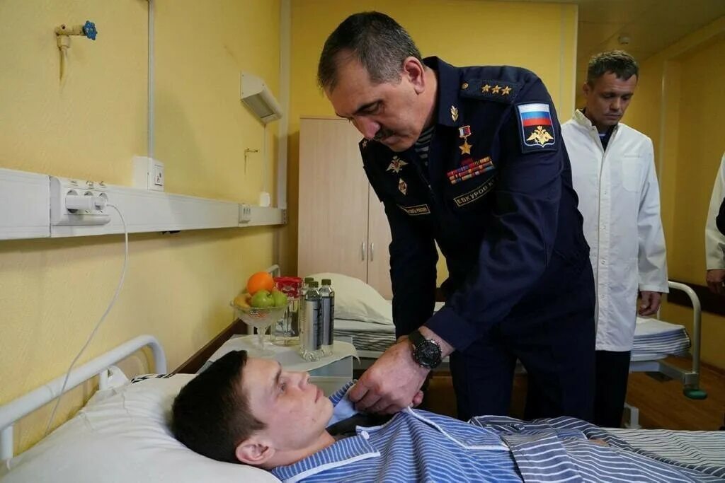 Контрактник в госпитале зарплата. Награждение военных в госпитале. Раненые бойцы в госпитале Вишневского.