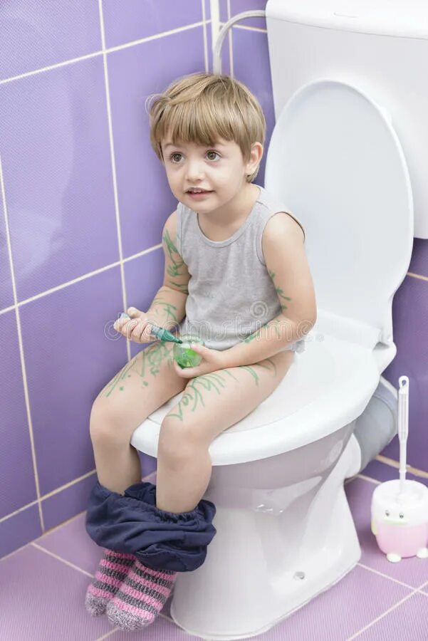 Маленькие дети в туалет. Мальчик на унитазе. Малыш на унитазе. Дети в туалете. Туалет для мальчиков.