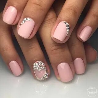 Розовый дизайн на короткие