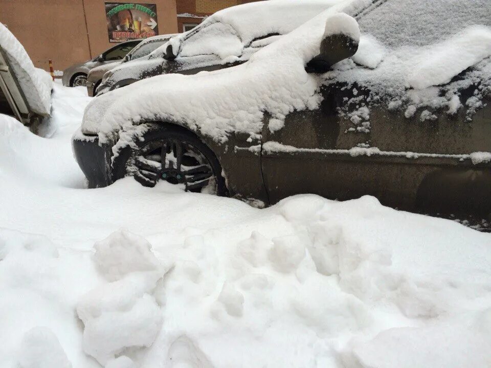Хонда в снегу. Хонда в снегу ночью. А наутро выпал снег после долгого огня. Классическая Honda из снегопада. Выпадут сугробы