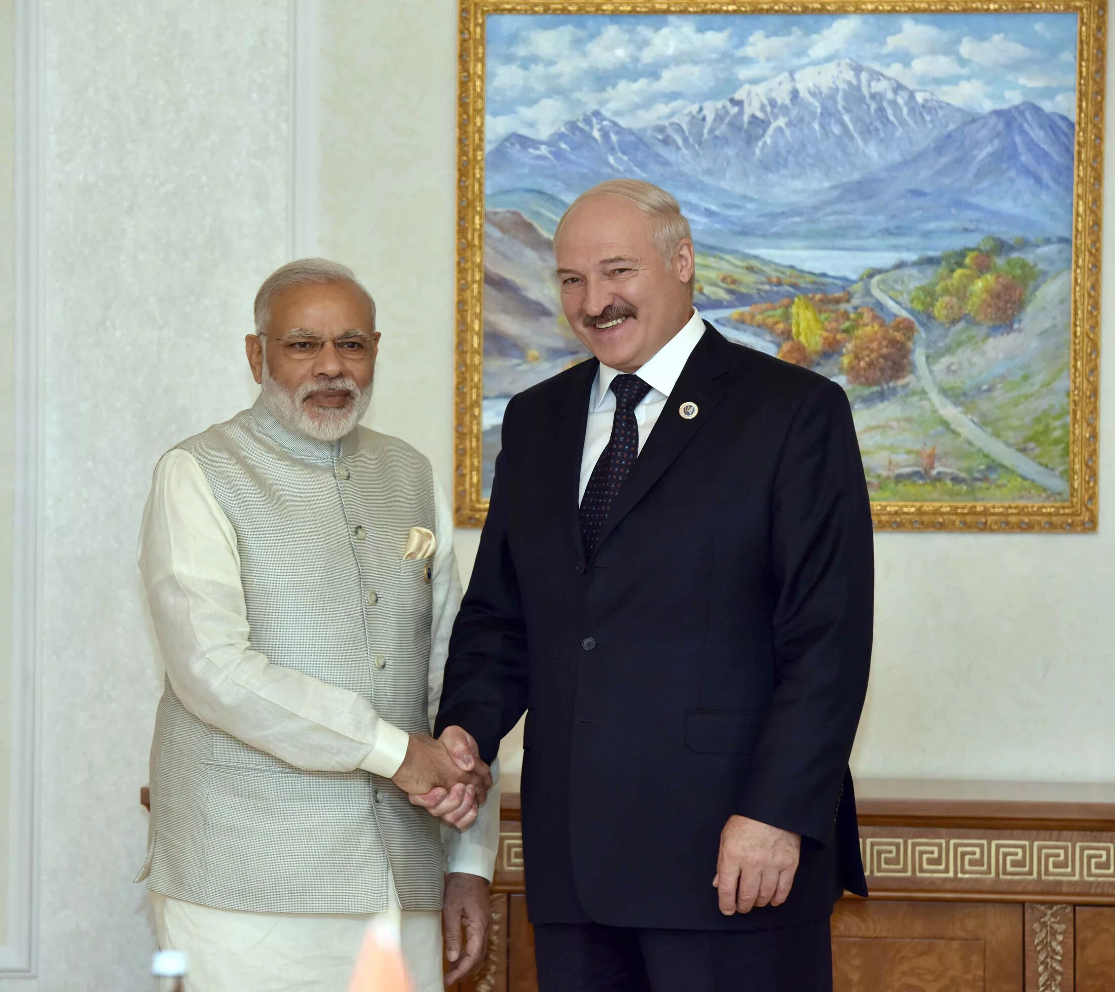 Где живет лукашенко. Нарендра моди и Лукашенко. Индия и Беларусь. Лукашенко рост.