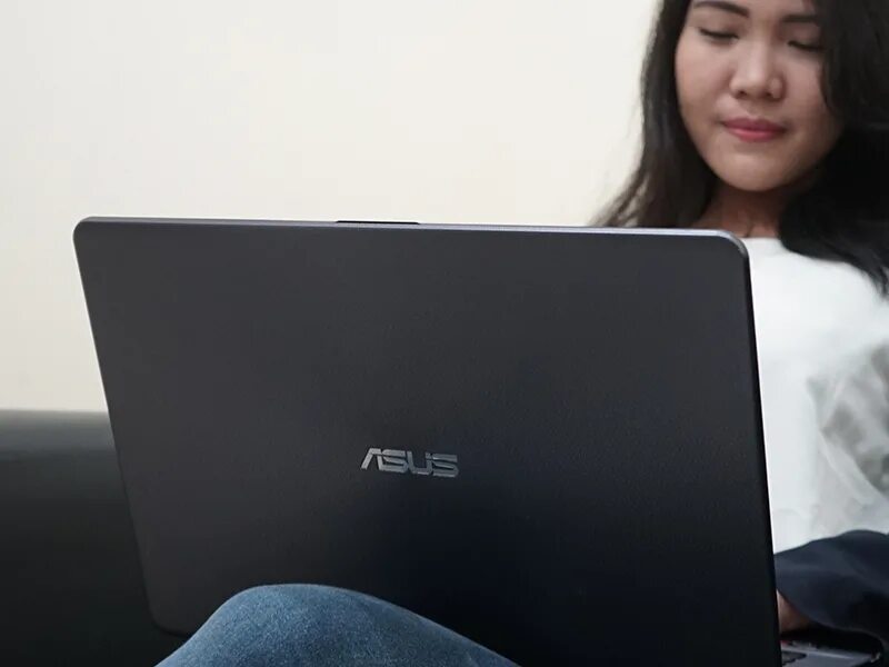 ASUS VIVOBOOK 15 x505. ASUS VIVOBOOK 505. Топкейс ASUS VIVOBOOK 15. ASUS vivo book 15 на столе. Asus vivobook 15 ryzen 7