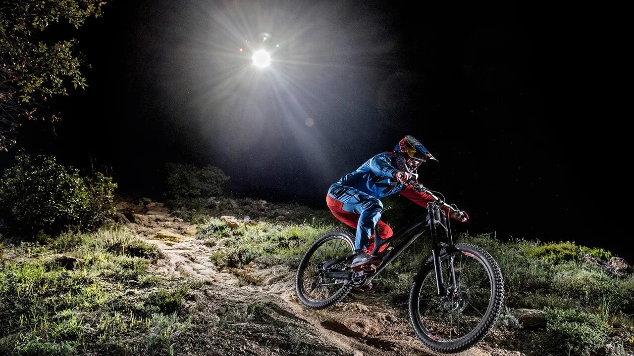 Bike night. Даунхилл Райдер прыжок. Велосипед ночью. Велосипедист ночью. Велосипед ночью в лесу.