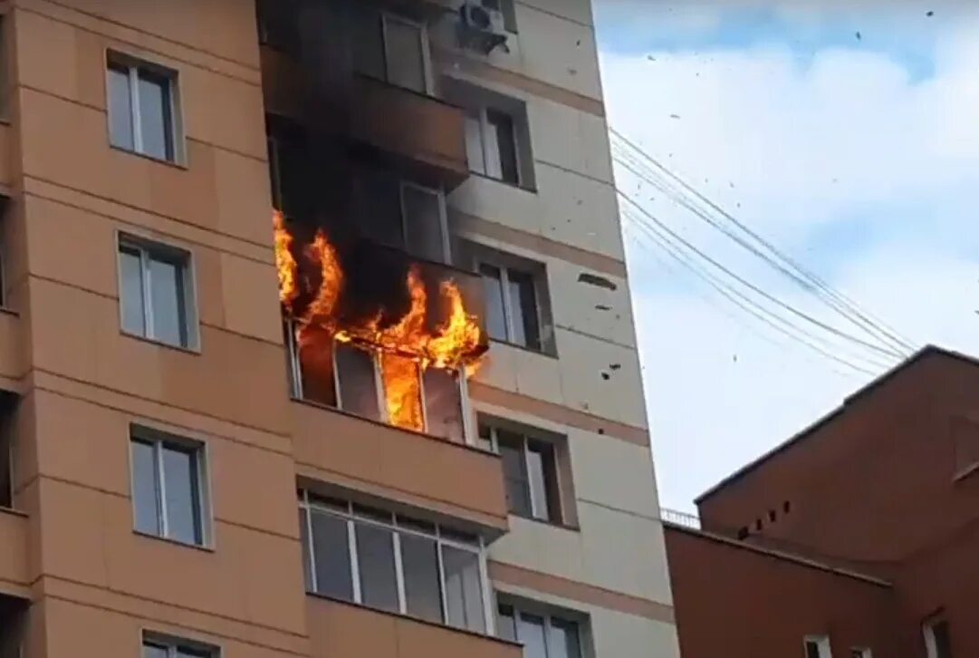 Ленина 94 Новосибирск пожар. Балкон в пятиэтажке. Пожар на балконе. 26 Этажный дом. Громкие хлопки в воронеже сегодня