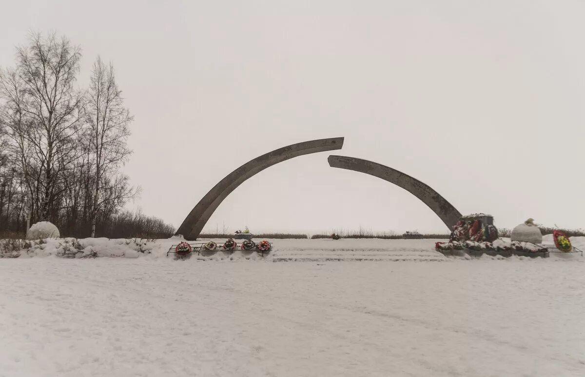 Память дорога жизни. Памятник разорванное кольцо блокады Ленинграда. Разорванное кольцо Ладожское озеро. Памятник дорога жизни на Ладоге. Ладога разорванное кольцо блокады.