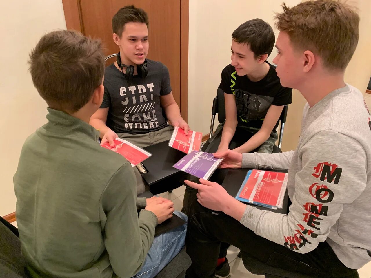 Кружок программирования для школьников в барнауле. На кружок по астрономии записались шестиклассники. Курсы программистов для школьников. На кружок по черчению записались шес. Кружок по программированию.