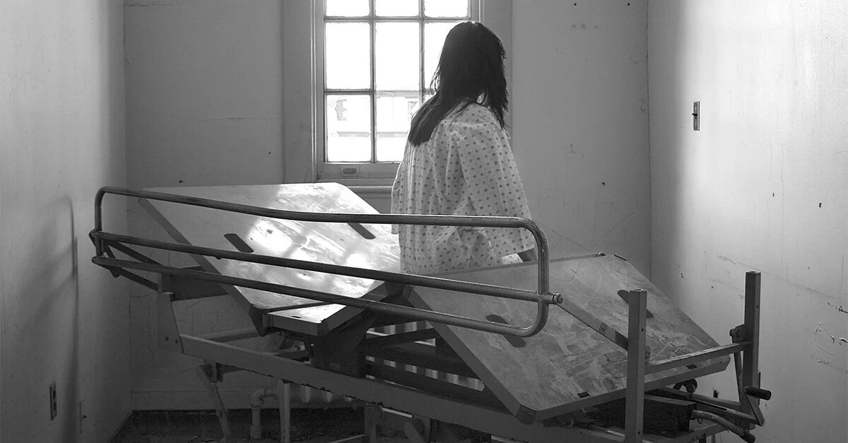 В психиатрической больнице тоже утро. Альма Уокер психбольница. Психиатрическая больница. Больница для психически больных.