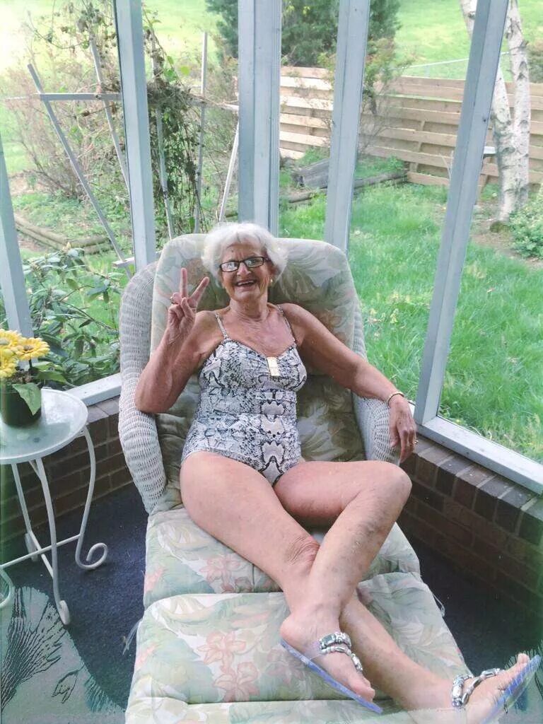 My granny best. Старушки в купальниках на даче. Пожилые женщины на даче в купальнике. Старые женщины в купальниках на даче. Взрослые женщины на даче.