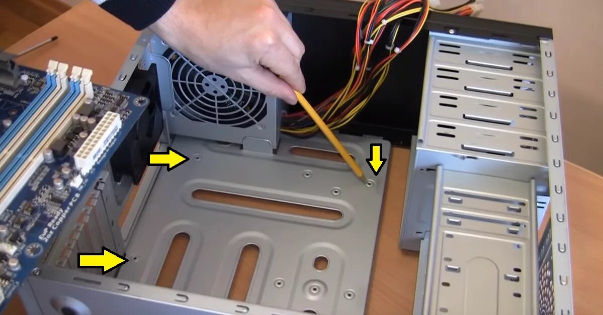 Прикручиваем материнскую плату. Как прикрутить плату. Монтаж материнской платы. Монтаж материнской платы в системный блок. Крепление видеокарты на материнке.